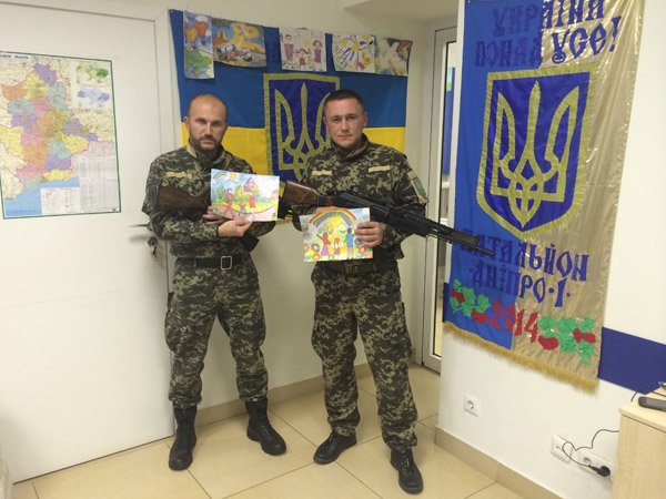Українські військові отримали дитячі малюнки з Криму
