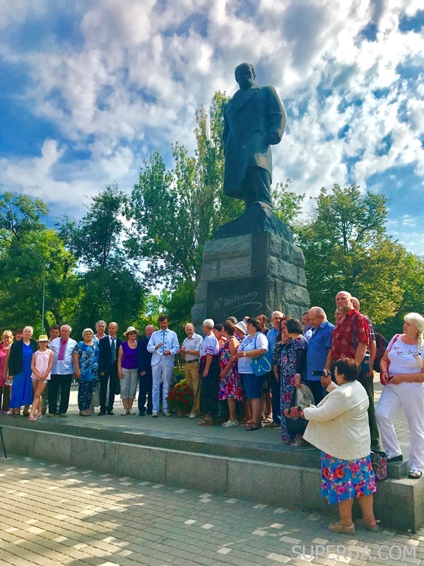 1 Під час покладання квітів кобзарю